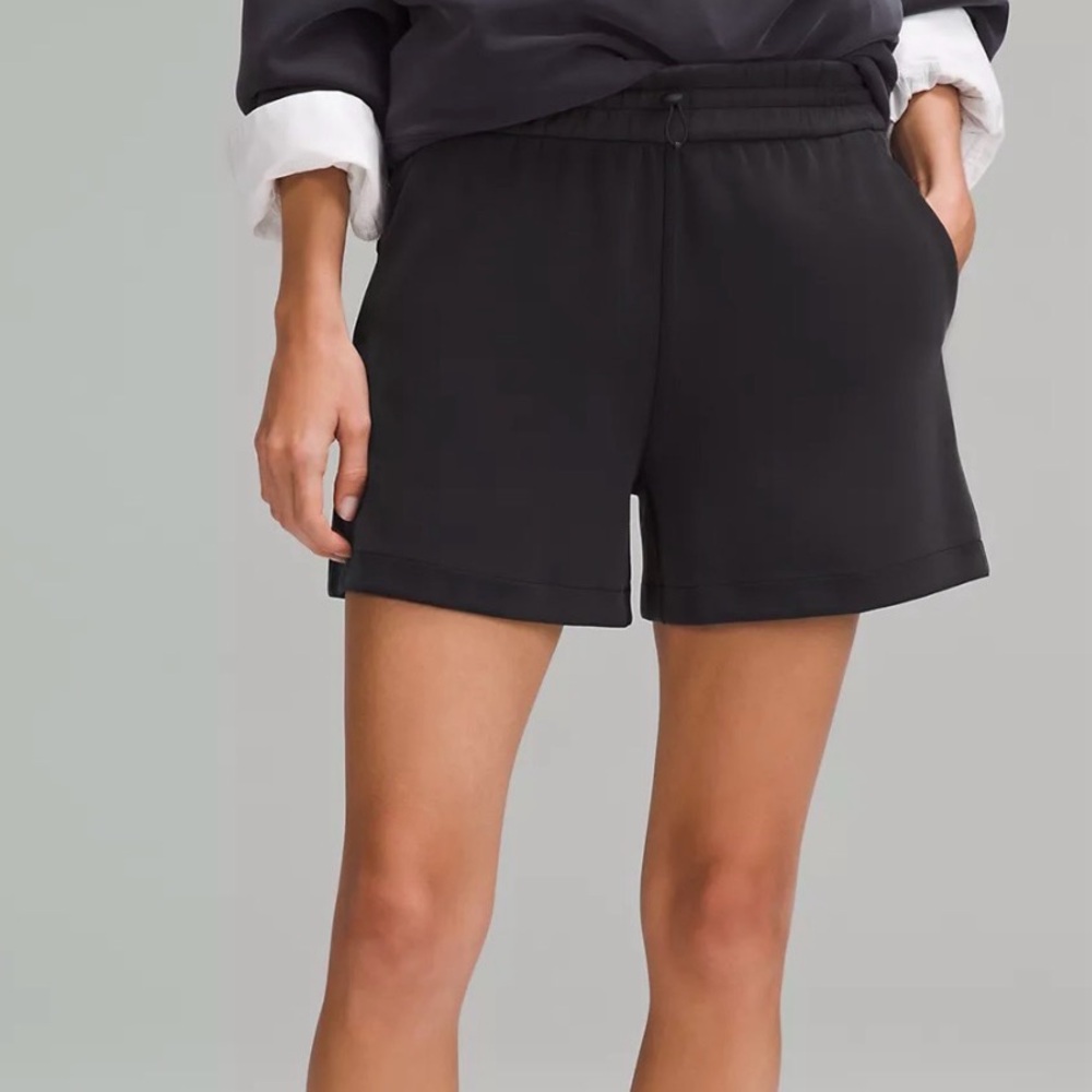 NWT size 4 lululemon Softstreme High-Rise Short 4"